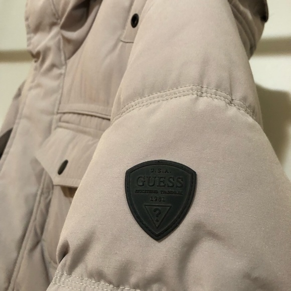 Guess jacket. Size small. In excellent used condition. Puffer. Grey in colour. - Picture 7 of 11